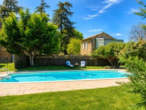 a swimming pool in the yard of a house at "La Voûte de Pierre" Gîte indépendant in Saint-Cyr