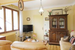 a living room with a couch and a table at Charmante maison Corisande in Gerde