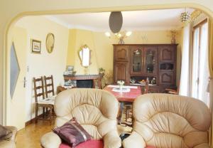 a living room with two chairs and a table at Charmante maison Corisande in Gerde
