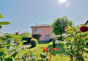 a house in the middle of a yard with flowers at Charmante maison Corisande in Gerde