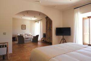 a bedroom with a bed and a living room at Palacio de Paradinas in Santa María la Real de Nieva