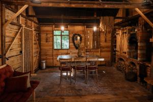 a dining room with a table and chairs in a cabin at Agroturystyka Staroscin in Rzepin