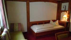 Postel nebo postele na pokoji v ubytování Hotel Augsburger Hof