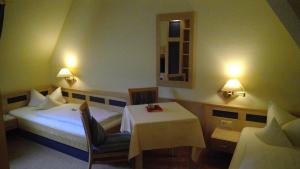 Postel nebo postele na pokoji v ubytování Hotel Augsburger Hof