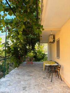 a patio with a table and chairs and a tree at UnaMar 2 in Prčanj