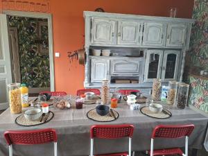 a table with chairs and a kitchen with a tableablish at Pause ton sac in Condom +24 photos