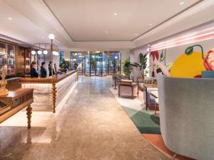 a lobby of a hotel with people sitting at the bar at Mercure Chengdu Chunxi Taikoo Li -Walk to Pedestrian Street in Chengdu