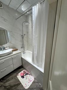 ein Badezimmer mit Dusche, Badewanne und Waschbecken in der Unterkunft Ub 40k in Ulaanbaatar + 3 Fotos