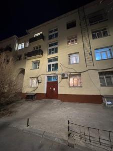 ein Gebäude mit einer roten Tür davor in der Unterkunft Ub 40k in Ulaanbaatar