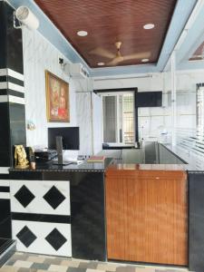 a lobby with a black and white checkered wall at Global Stay Mantralayam in Mādhavaram
