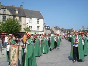 a group of people in green uniforms walking down a street at Meublé centre-ville proche mer in Saint-Pol-de-Léon