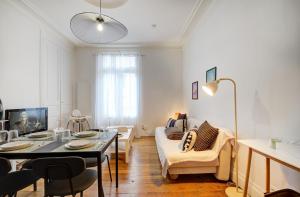 a living room with a table and a couch at Viktor 3 - Hyper Centre - Place Jean Jaurès in Tours