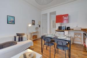 a living room with a table with chairs and a couch at Viktor 3 - Hyper Centre - Place Jean Jaurès in Tours