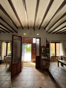 a living room with a ceiling with wooden beams at Casa Ana in Monóvar