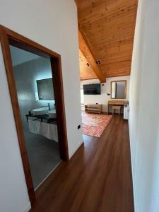 a room with a large mirror in a room at Gurra resort in Klos