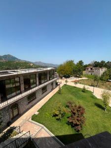a building with a large yard with a building at Gurra resort in Klos
