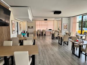 a dining room with tables and chairs in a restaurant at Willa Konstancja in Aleksandrów Łódzki