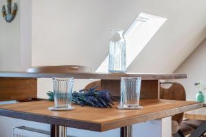 two glasses and a vase on a wooden table at Anker in Papendorf +18 photos