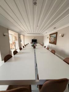 a large conference room with a long table and chairs at Hotel Joao Padeiro in Aveiro