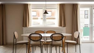 a dining room with a table and chairs at Limehome Berlin Chausseestraße in Berlin