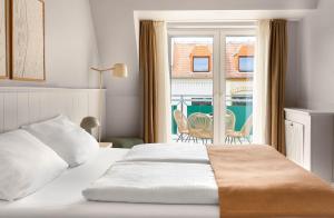 a bedroom with a bed and a balcony at Limehome Berlin Chausseestraße in Berlin +22 photos