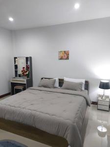 a white bedroom with a large bed in it at Meena Home Hatyai in Ban Khlong Hae