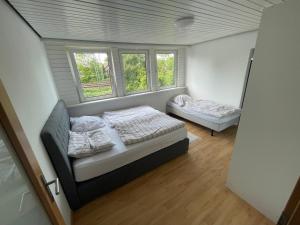 a small bedroom with a bed and a couch at Unterkunft in Stadtnähe in Gütersloh