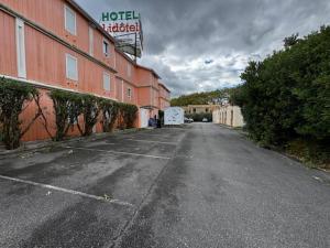 an empty parking lot in front of a hotel at hôtel du grand sud in Ramonville-Saint-Agne