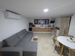 a living room with a couch and a table and a kitchen at Refugio Bella Luna in Ruidera