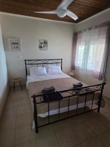 a bedroom with a bed and a ceiling fan at Casa del Mar in Gialtra