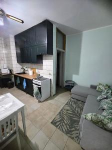 a living room with a couch and a kitchen at Tronca Apartament Kalabria in Marina di Strongoli