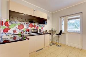 a kitchen with a counter top with a microwave at Villa Arkodes in Gdańsk