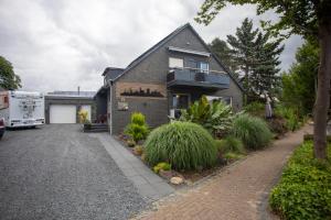 a house with a garage and a driveway at Ferienwohnung Xantener Südsee in Xanten