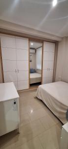a bedroom with white cabinets and a bed in it at Egabro Apartamento in Cabra