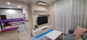a small living room with a tv and a couch at Egabro Apartamento in Cabra