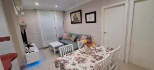 a living room with a table and a couch at Egabro Apartamento in Cabra
