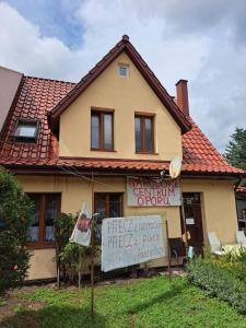 ein Haus mit einem Schild davor in der Unterkunft BIAŁA GĘś in Świnoujście
