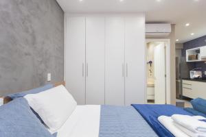 a bedroom with white cabinets and a bed at The CityPlex | Apartamentos Prime no Centro de Osasco in Osasco
