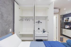 a white bedroom with a bed and a closet at The CityPlex | Apartamentos Prime no Centro de Osasco in Osasco