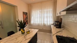 a kitchen with a counter with fruit on it at VR requinte total ar e garagem in Guarapari +48 photos
