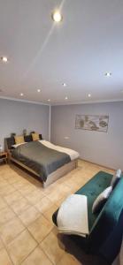 a bedroom with a large bed in a room at Ela´s Alstadtliebe in Wertheim