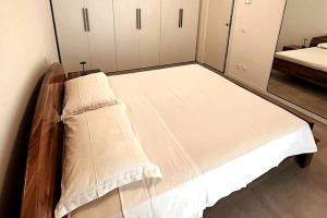 a bed in a room with a mirror at Villetta Pima in Garda