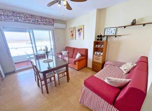 a living room with a couch and a table at Comeback Brisa Serena in Rubite
