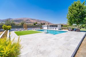a backyard with a swimming pool and a lawn at Cubo's Maipa Rural House in Loja