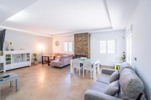 a living room with a couch and a table at Cubo's Maipa Rural House in Loja