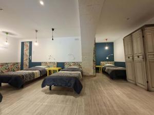 a room with four beds in a room at Pause ton sac in Condom