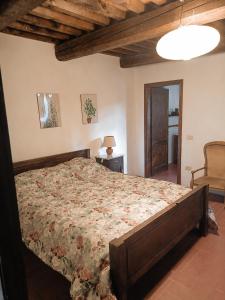 a bedroom with a large bed in a room at Agriturismo Cocò in Lamporecchio
