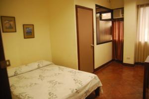 Postel nebo postele na pokoji v ubytování Centro Mactan Suites