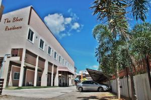 un coche aparcado delante de un edificio en The Bless Residence, en Hat Yai