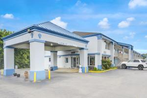a building with a car parked in a parking lot at Ole South Inn Jackson I 40 TN in Denmark +41 photos